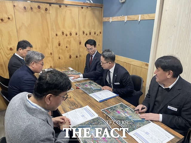 박동식 사천시장이 부산지방국토관리청을 방문해 사남~정동 국도대체 우회도로 건설사업 조기 착공을 건의했다. /사천시