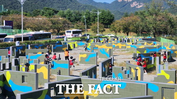 2024 계룡 군 문화축제 및 지상군 페스티벌 서바이벌 체험장에서 시민들이 서바이벌을 즐기고 있다. / 정예준 기자