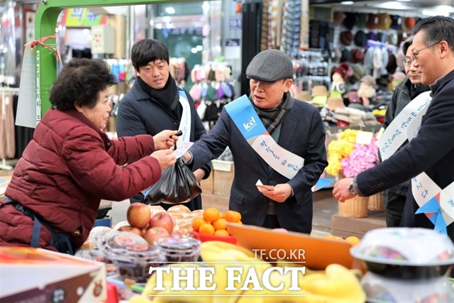 김대성 KTL 이사가 진주중앙시장에서 물품을 구매하고 있다./KTL
