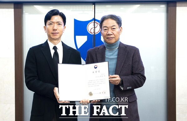 박종석(왼쪽) 배재대 국제학생교류팀장이 김욱 총장으로부터 유학생 유치 다변화와 집중 관리 공로로 부총리 겸 교육부 장관 표창을 받고 있다. /배재대