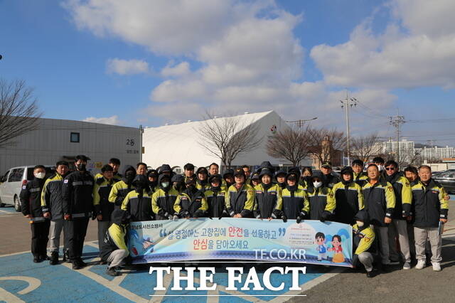 서천소방서가 다가오는 설 명절을 앞두고 서천특화시장 일원에서 주택용 소방시설 선물하기 캠페인을 펼치고 있다. / 서천소방서