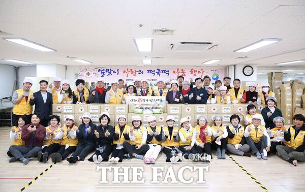 대한적십자사봉사회 대전서구지구협의회(회장 정명숙) 주관으로 16일 서구청 다목적실에서 적십자회원 40여 명이 참여해 설맞이 ‘사랑의 떡국떡 나눔 행사’를 진행했다./대전 서구