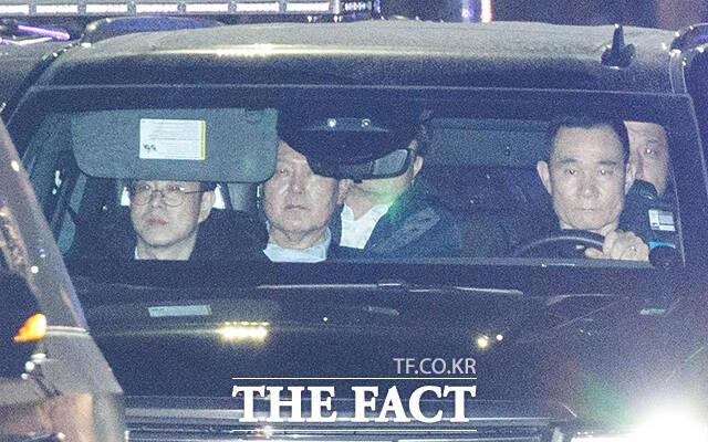 내란수괴 등의 혐의로 체포된 윤석열 대통령(가운데)을 태운 차량이 15일 오후 경기 의왕시 서울구치소로 들어가고 있다. /장윤석·서예원 기자(현장풀)