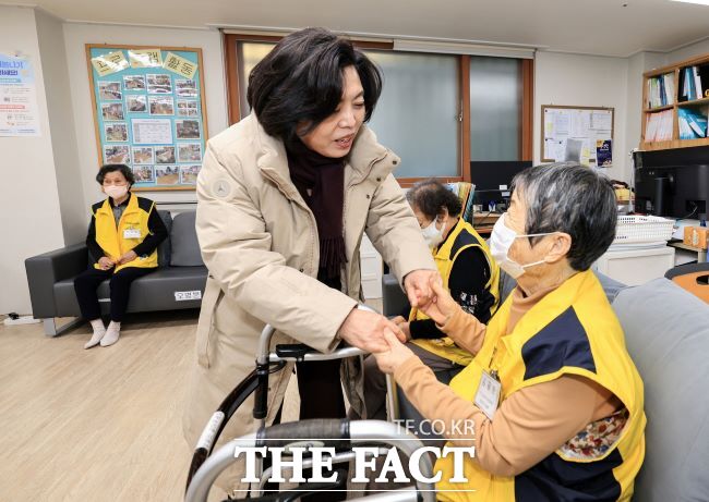 신계용 시장이 주간보호센터를 방문해 시설 이용자와 대화를 나누고 있다. /과천시