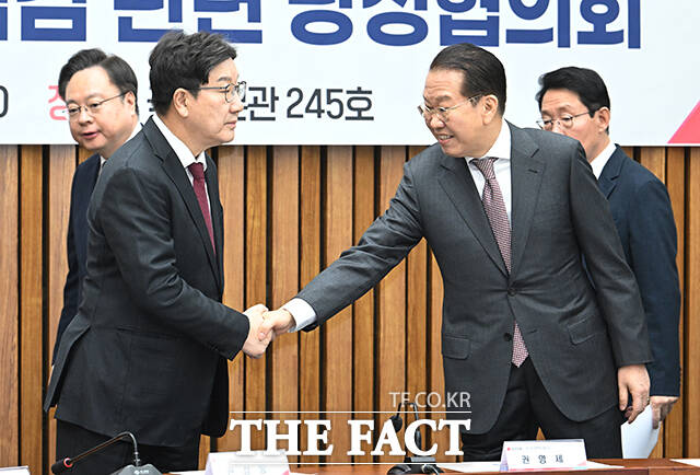 권성동 국민의힘 원내대표(왼쪽)와 권영세 국민의힘 비상대책위원장이 16일 오전 서울 여의도 국회에서 열린 '설 명절 응급의료체계 및 호흡기 감염병 확산 점검 관련 당정협의회'에 참석해 악수하고 있다. /국회=박헌우 기자