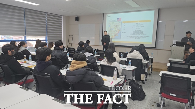 서산시청 직원이 시청 평생교육과 교실에서 고등학생 외국 체험에 참여할 학생들을 대상으로 사업을 안내하고 있다. /서산시