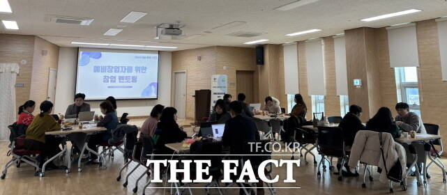 여성새로일하기센터가 주민들에게 취업서비스관련 프로그램을 운영하고 있다. /부여군