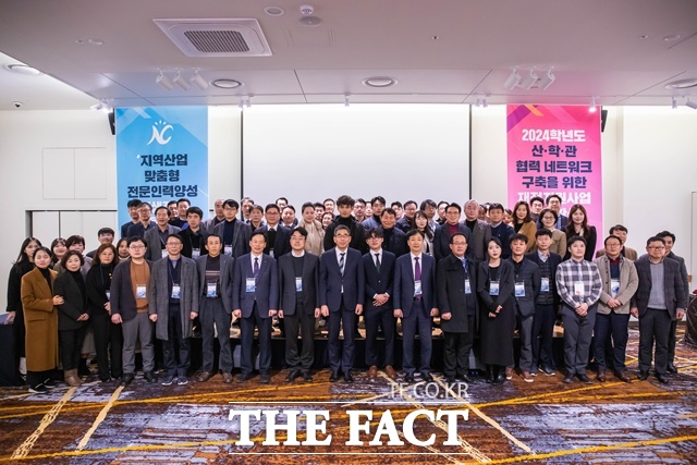 경남도립남해대학 2024 산·학·관 재정지원사업 성과확산 워크숍 후 참석자들이 기념촬영을 하고 있다. /남해대학