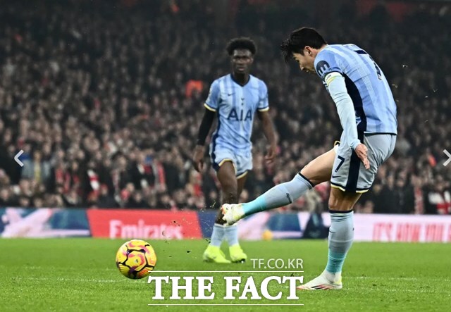 아스널 킬러 손흥민이 16일 아스널과 2024~2025 EPL 21라운드 원정경기에서 전반 25분 선제골을 터뜨리고 있다./EPL