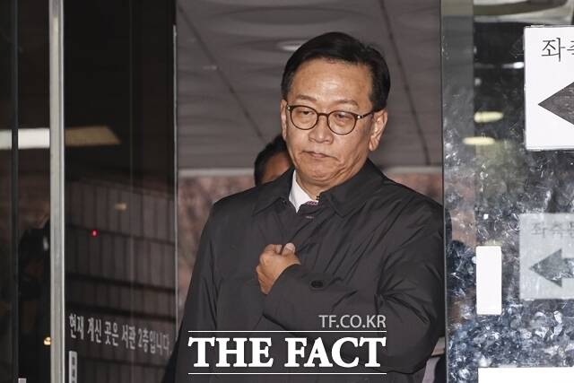 윤석열 대통령 측 석동현 변호사가 16일 오후 서울 서초구 서울중앙지법에서 열린 윤 대통령에 대한 체포적부심사에 출석하고 있다. /뉴시스