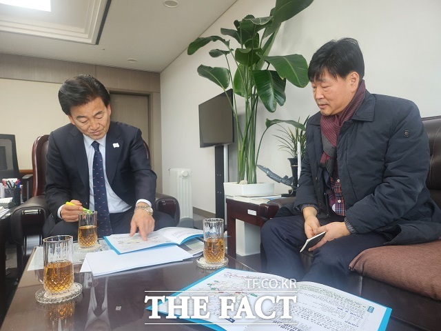 윤동욱 부시장을 비롯한 전주시 간부공무원들이 국가 예산 확보와 2025년 시정 주요업무계획의 원활한 추진을 위해 정동영 국회의원실을 찾았다. /전주시