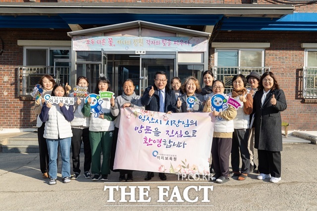 정헌율 익산시장이 사회복지시설 4곳을 방문하고 종사자와 이용자들이 따뜻한 명절을 보낼 수 있도록 격려했다/익산시