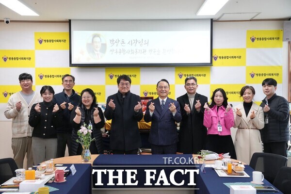 16일 박상돈 천안시장이 설 명절을 앞두고 사회복지시설인 쌍용종합사회복지관을 방문해 시설 이용자와 종사자를 격려한 후 기념사진을 찍고 있다. /천안시