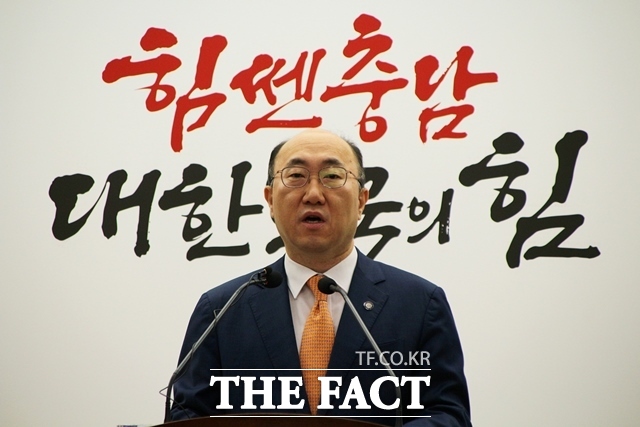 김기영 충남도 부지사가 16일 도청 프레스센터에서 기자회견을 열고 환경부의 댐건설·관리 및 주변지역 지원 등에 관한 법률 시행령 일부개정안 입법예고에 환영의 뜻을 밝히고 있다. /이정석 기자