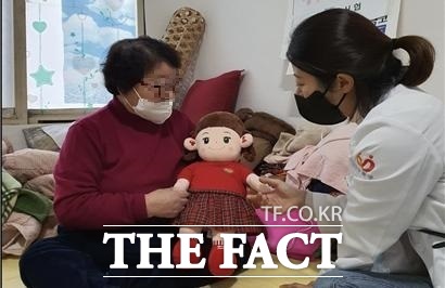 손자 손녀를 닮은 AI인형은 치매 어르신에게 정서적 안정과 치매 악화 방지 등의 효과가 있는 것으로 나타났다. / 대구북구보건소