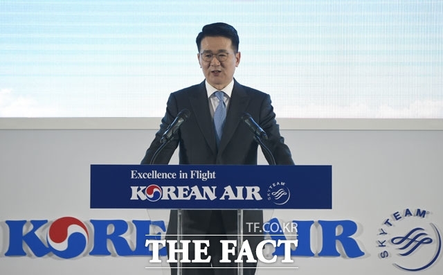조원태 대한항공 회장이 지난해 12월 자회사로 편입한 아시아나항공 임직원에게 보낸 메시지를 통해 본인을 아시아나항공 회장 조원태라고 소개했다. /더팩트 DB