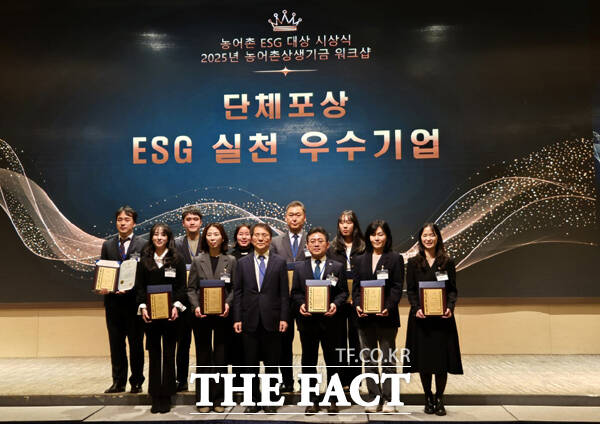 여수광양항만공사 임직원들이 최근 제주에서 개최된 ’2025 농어촌상생기금 워크숍‘에서 농어촌 상생 발전에 기여한 공로를 인정받아 농림축산식품부 장관 표창을 받고 기념촬영을 하고 있다./여수광양항만공사