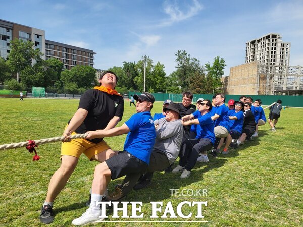 우즈베키스탄의 타슈켄트 체육대회에서 교민들이 줄다리기를 하고 있다(타슈켄트 1세종학당 제공). /충남교육청