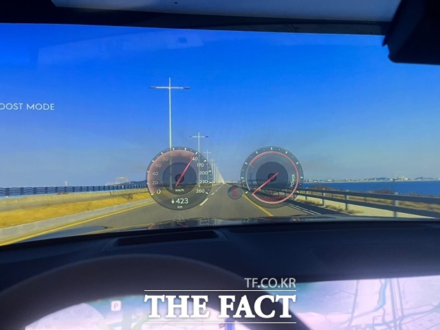 16일 경기 용인 제네시스 수지에 마련된 가상 주행 공간에서 GV70 부분변경 모델을 탑승한 뒤 부스터 모드를 누른 모습. /최의종 기자