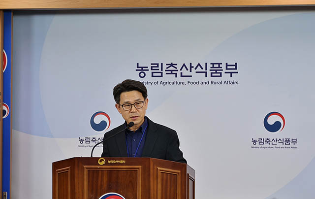 김용렬 한국농촌경제연구원 농업관측센터장이 15일 정부세종청사에서 농업전망 2025 주요 지표 동향 및 전망을 설명하고 있다./농촌경제연구원