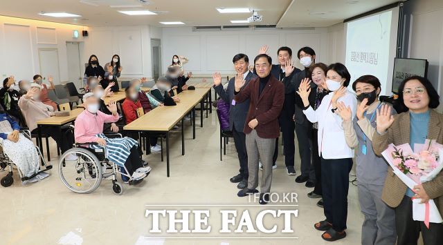 정장선 평택 시장이 사회복지시설을 방문해 기념 촬영을 하고 있다./평택시