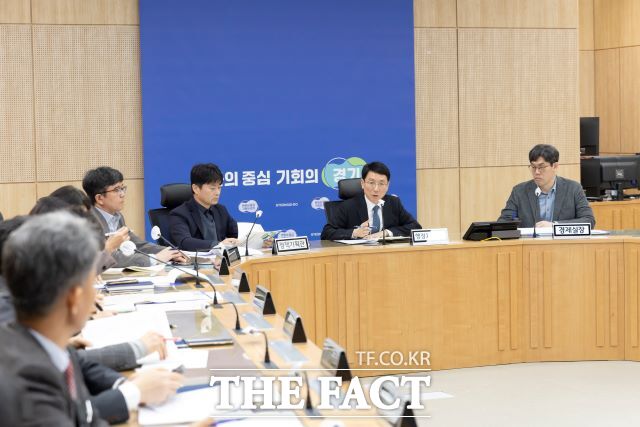 김성중 경기도 행정1부지사가 17일 도청에서 실국장들과 신속집행 추진 점검회의 진행하고 있다./경기도