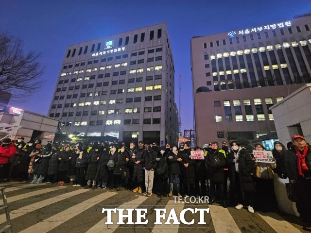 17일 오후 윤 대통령의 지지자들이 서울서부지법 앞에서 공수처 차량을 막기 위한 집회를 열었다./조채원 기자