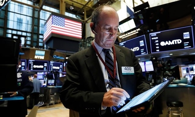 뉴욕증권거래소(NYSE)에서 16일(현지시간) 우량주 중심의 다우존스30 산업평균지수는 전 거래일 대비68.42포인트(0.16%) 내린 4만3153.13에 거래를 마쳤다. /AP. 뉴시스