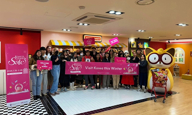 농심은 지난 16일 코리아그랜드세일 기간을 맞아 외국인 관광객들을 상대로 안양공장 견학을 실시했다. /농심