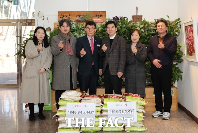 정광섭 충남도의회 제1부의장(왼쪽 세 번째)이 17일 설을 맞아 태안 아이원중증장애인 거주시설을 찾아 물품을 전달하고 직원들을 격려했다. /충남도의회