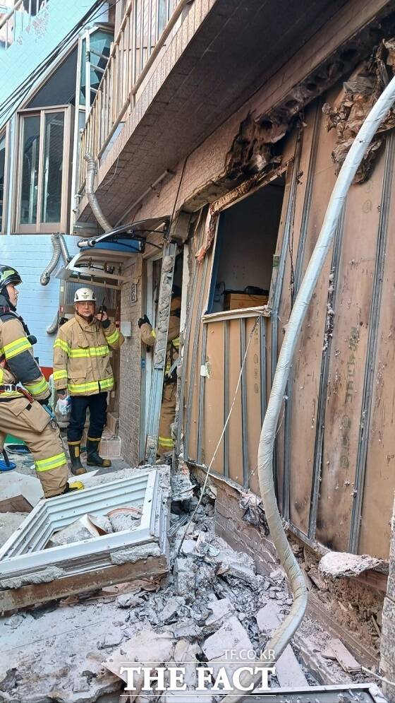 17일 가스 누출로 추정되는 폭발 사고가 난 부산의 한 주택 현장./부산소방재난본부.