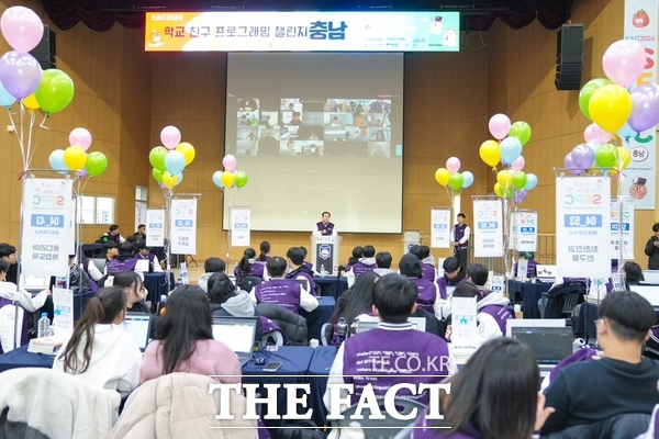 김지철 충남교육감이 17일 이순신고등학교에서 열린 ‘2024학년 학교 친구 프로그래밍 챌린지(SFPC) 충남’에서 인삿말을 하고 있다. /충남교육청