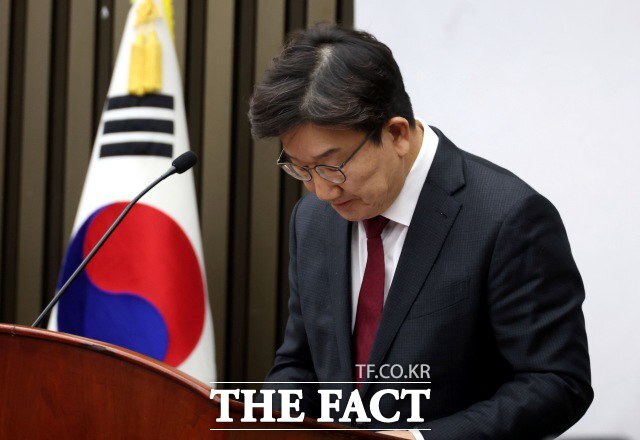 권성동 국민의힘 원내대표가 16일 오전 서울 여의도 국회에서 열린 의원총회에서 체포된 윤석열 대통령에 대한 소회를 밝히던 중 잠시 발언을 멈추고 있는 모습./뉴시스
