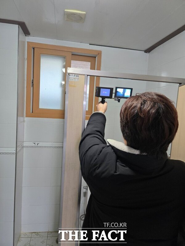 16일 천안시 관계자가 재래시장 공중화장실을 대상으로 불법촬영 카메라 설치 여부를 점검하고 있다. /천안시
