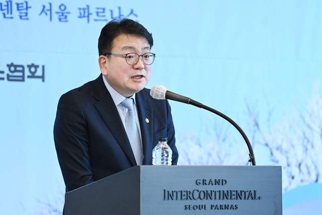 최남호 산업통상자원부 2차관이 17일 서울 그랜드 인터컨티넨탈에서 열린 2025년 도시가스업계 신년인사회에 참석해 이번 동절기에도 취약계층 난방비 지원이 현장에서 차질없이 이루어질 수 있도록 해야한다고 말했다. /산업통상자원부