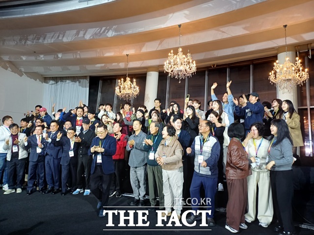 희극인들이 17일 저녁 서울 잠원동 한강 세빛섬플로팅 아일랜드에서 코미디 선후배간 돈독한 우정과 화합을 다지는 2025년 신년회를 가졌다. /강일홍 기자