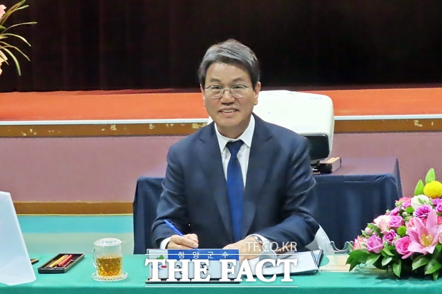 주민들 의견을 듣고 있는 김돈곤 청양군수. /김형중 기자