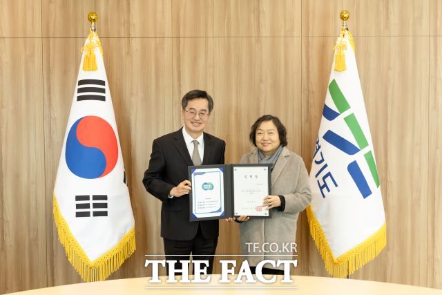 김동연 경기도지사가 17일 인재근 신임 경기도경제과학진흥원 이사장(오른쪽)에게 임명장을 수여하고 기념 촬영을 하고 있다./경기도