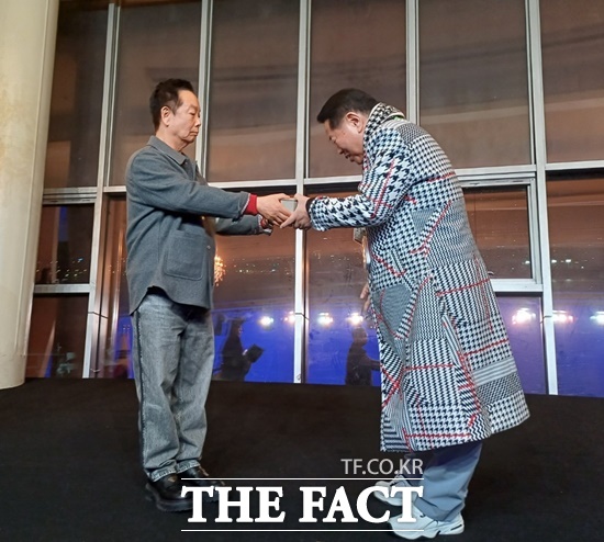 조정현은 건강할 당시부터 남다른 이웃사랑을 실천해왔다. 조정현이 2025 신년회에서 김학래 대한방송코미디언협회 김학래 회장으로부터 공로패를 받고 있다. /강일홍 기자