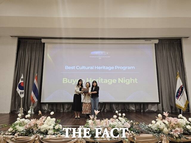 충남 부여군이 16일 태국 핏사눌록주에서 열린 ‘2025 아시아 피나클 어워즈’에서 베스트 문화유산 프로그램 부문을 수상하고 관계자들이 기념촬영을 하고 있다. /부여군