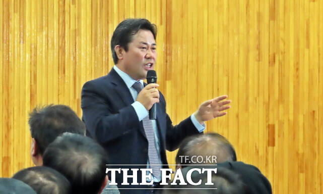 박정현 부여군수가 최근 부여읍에서 찾아가는 동행 콘서트를 통해 주민들에게 군정을 설명하고 있다. /김형중 기자