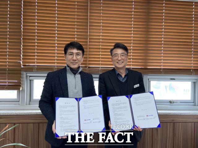 김덕수 안성시장애인복지관 관장(왼쪽)과 신형진 안성시보건소 소장이 업무협약을 맺고 기념 촬영을 하고 있다./안성시