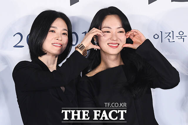 송혜교(왼쪽)와 전여빈의 영화 검은 수녀들이 국내 개봉을 앞두고 전 세계 160개국 선판매되는 쾌거를 거뒀다. /서예원 기자