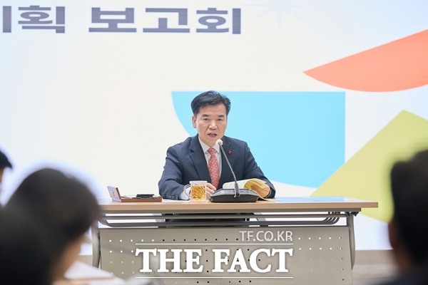 16일 조일교 아산시장 권한대행이 시청 상황실에서 개최된 2025년 주요업무 추진계획 보고회를 주재하고 있다. /아산시