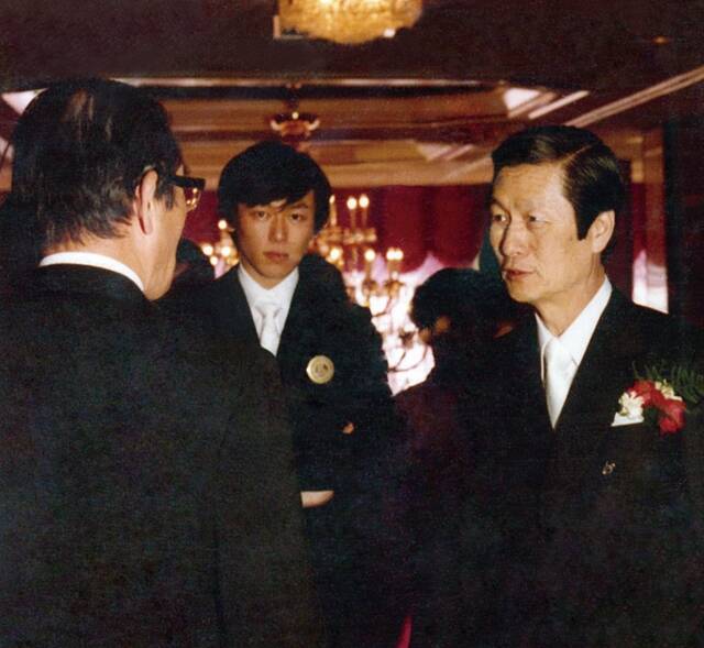 신격호 창업주는 1948년 일본에서 껌 사업을 시작해 추후 롯데를 글로벌 기업으로 성장시킨 입지전적인 인물이다. 사진은 1979년 롯데호텔 개관식에 참석한 신격호 창업주(오른쪽부터)와 신동빈 롯데그룹 회장. /롯데