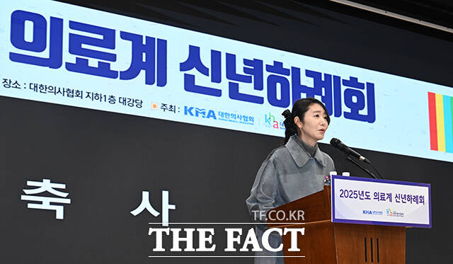 강선우 더불어민주당 의원이 17일 오전 서울 용산구 대한의사협회에서 열린 2025년 의료계 신년하례회에 참석해 축사를 하고 있다. /박헌우 기자