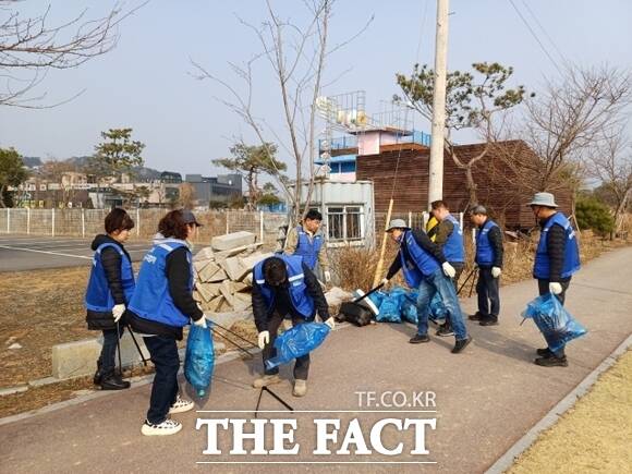 경기도 하천·계곡 지킴이들이 경기도내 한 하천 인근 도로에서 정화작업을 수행하고 있다. /경기도