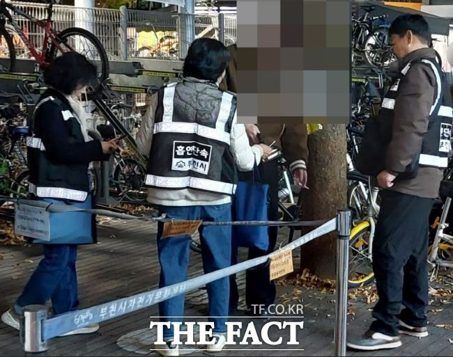 상가 밀집 지역 금연 구역 흡연행위 단속 모습./부천시