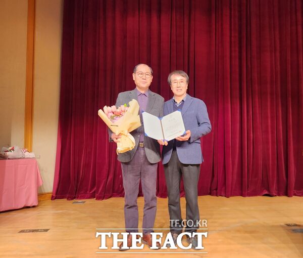 대전 대덕문화원은 17일 2025년 임시총회를 개최해 단독 출마한 임찬수 대덕문화원 상임 부원장(사진 왼쪽)을 제11대 원장으로 추대했다./대덕문화원