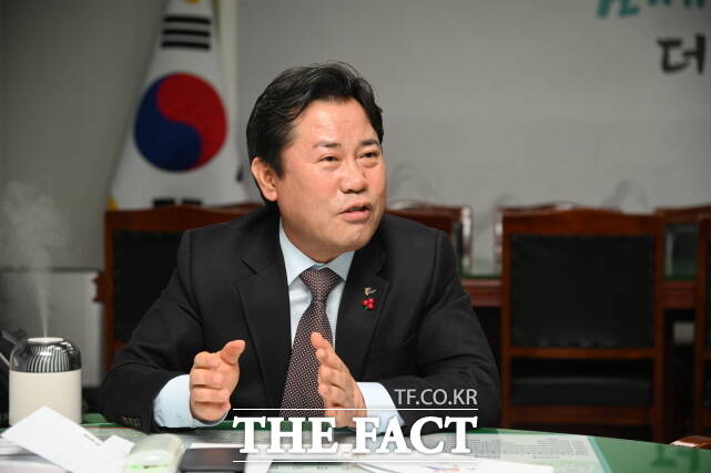 박정현 부여군수가 <더팩트>와의 인터뷰에서 부여다움 정책 등에 대해 이야기 하고 있다. /부여군